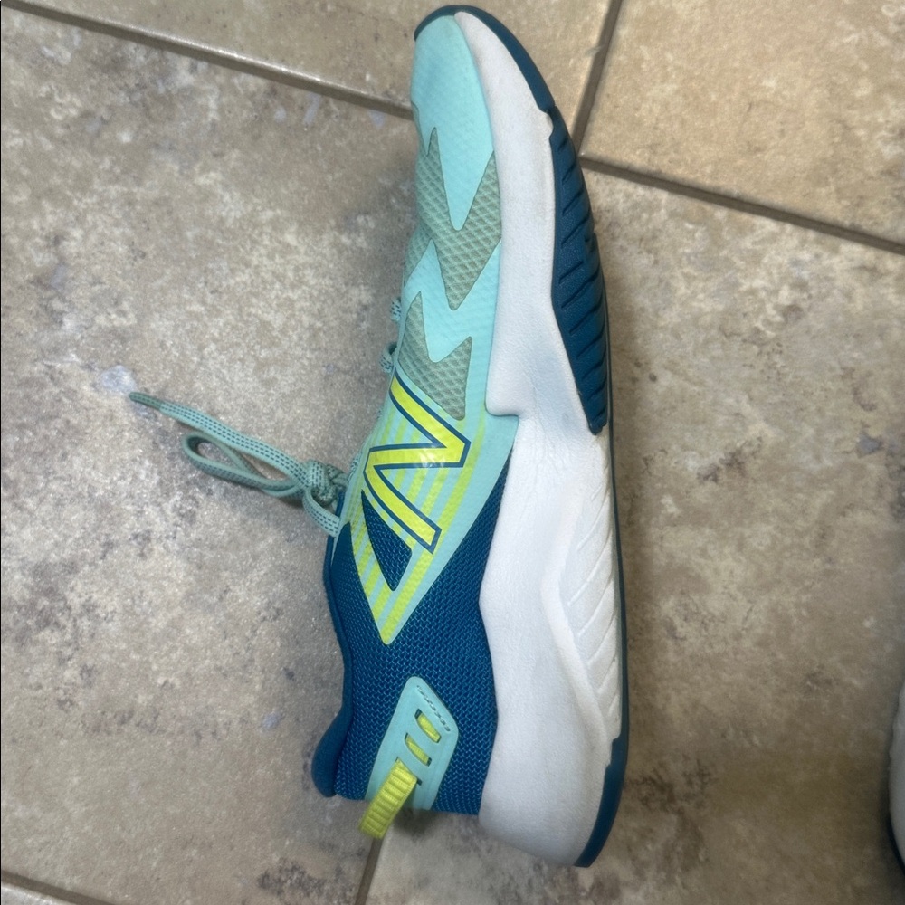 Girls (big kid) New Balance rave run sneaker
Size 6 - Picture 6 of 8